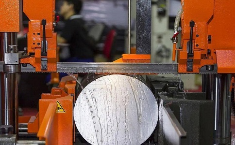 冷水江立式金属带锯床切削出现跑带故障解决方法！